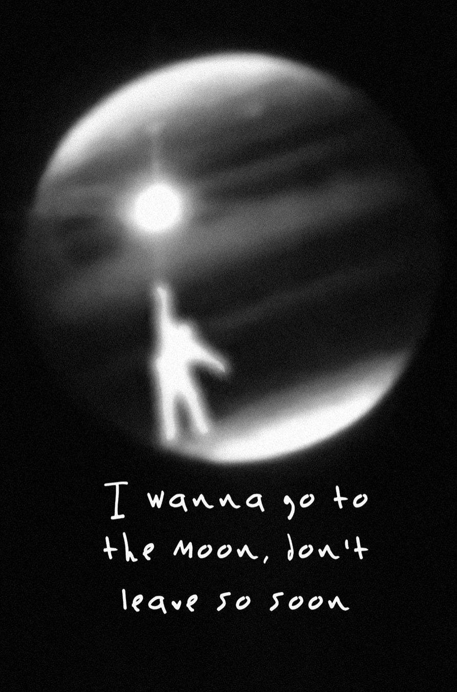 moon quotes 桌布 壁紙 — 一個人在月球表面的單色剪影，背後有明亮的太陽，下方有手寫文字。