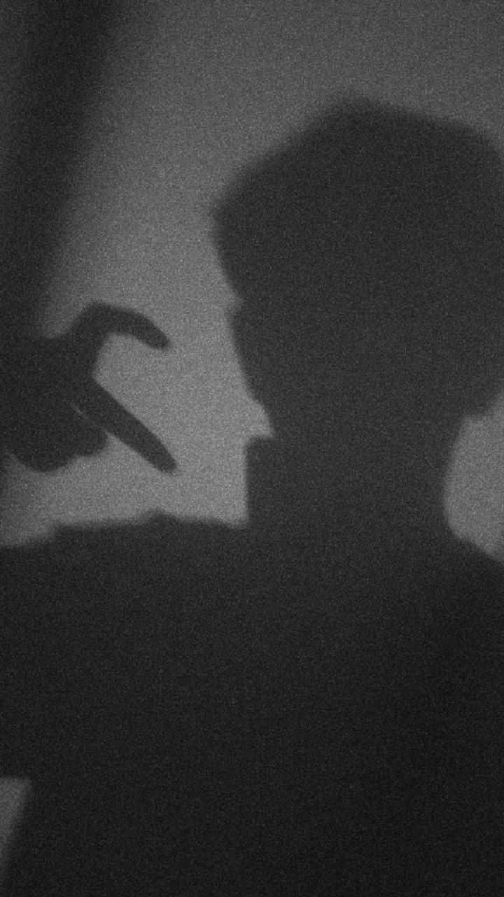shadow 桌布 壁紙 — 一個人在有紋理的牆上指向另一個陰影人物的鮮明黑白影子。