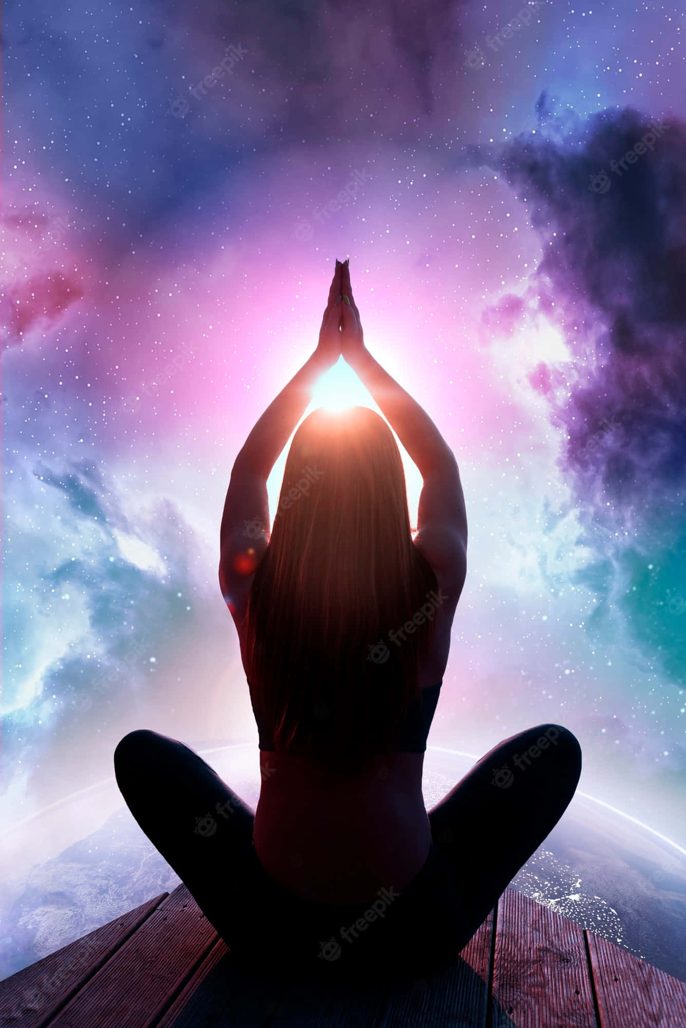 Reiki 桌布 壁紙 — 一個人在木甲板上以蓮花坐姿冥想，背景是充滿發光星雲和星星的鮮豔宇宙天空。