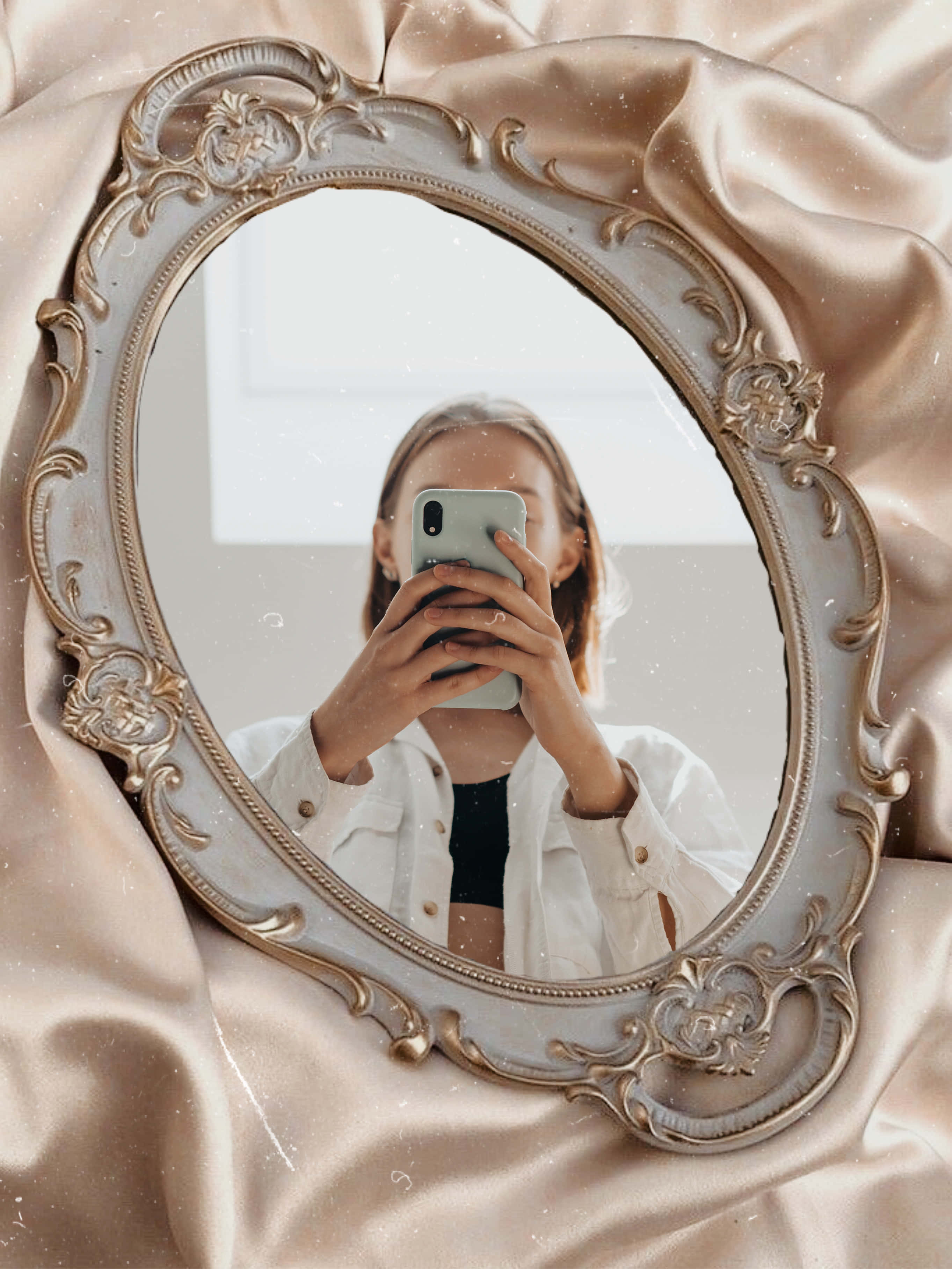 mirror 桌布 壁紙 — 一個人在柔軟的香檳絲綢布料上，用一個華麗的銀色鏡框住來拍鏡中自拍。