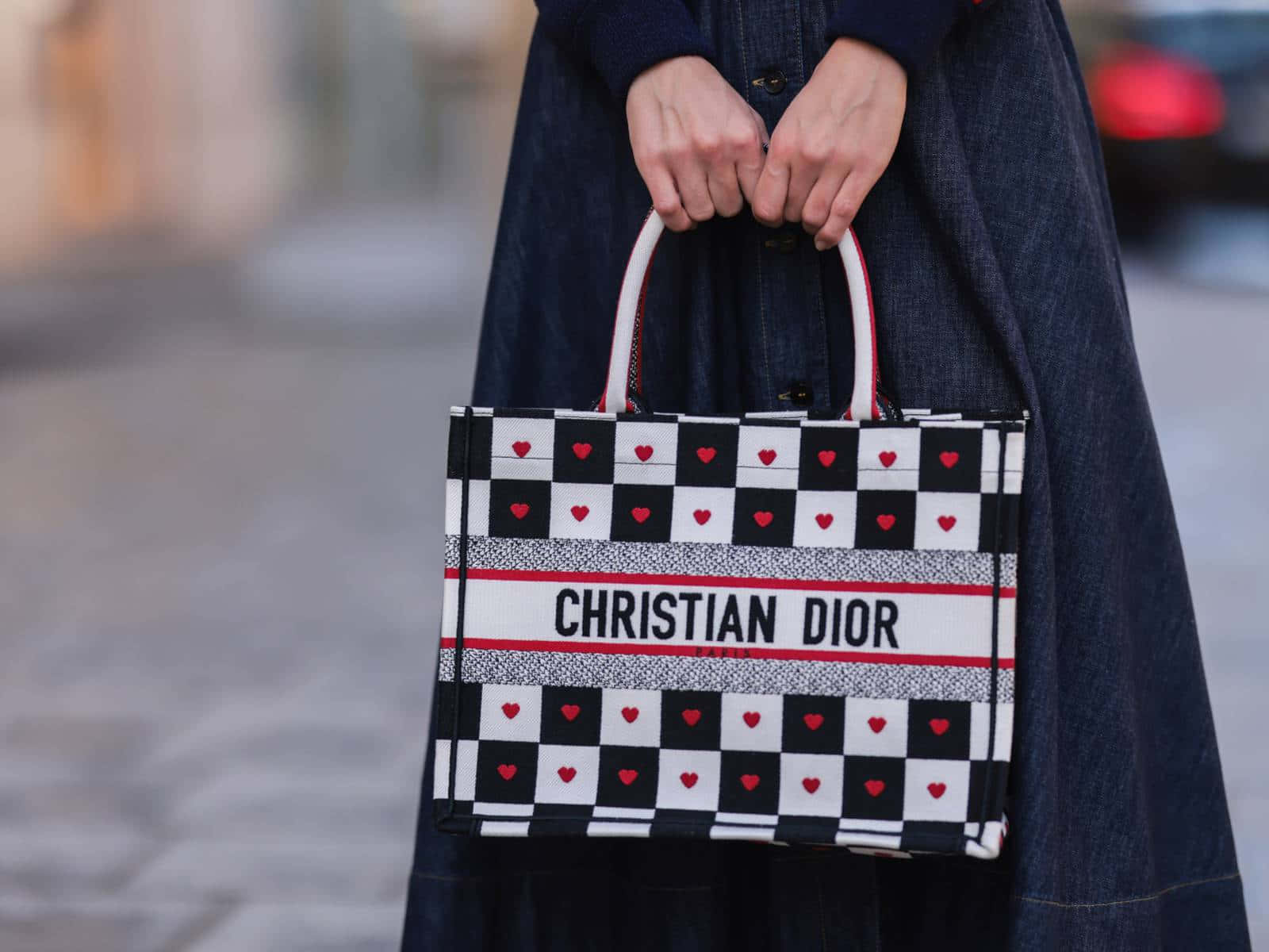 拿著Dior托特包，有格紋圖案和紅色愛心。 — Dior 動態 壁紙