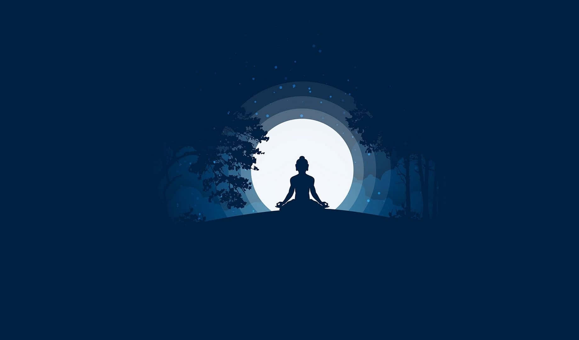 佛陀 桌布 壁紙 — 一個人在樹木環繞的山丘上，在發光的滿月下冥想的剪影。