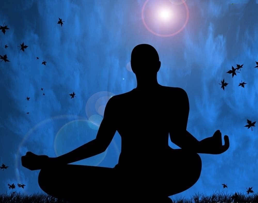 Transcendental 桌布 壁紙 — 一個人在深藍色天空下，盤腿打坐冥想，背後有發光的太陽和飄浮的楓葉剪影。