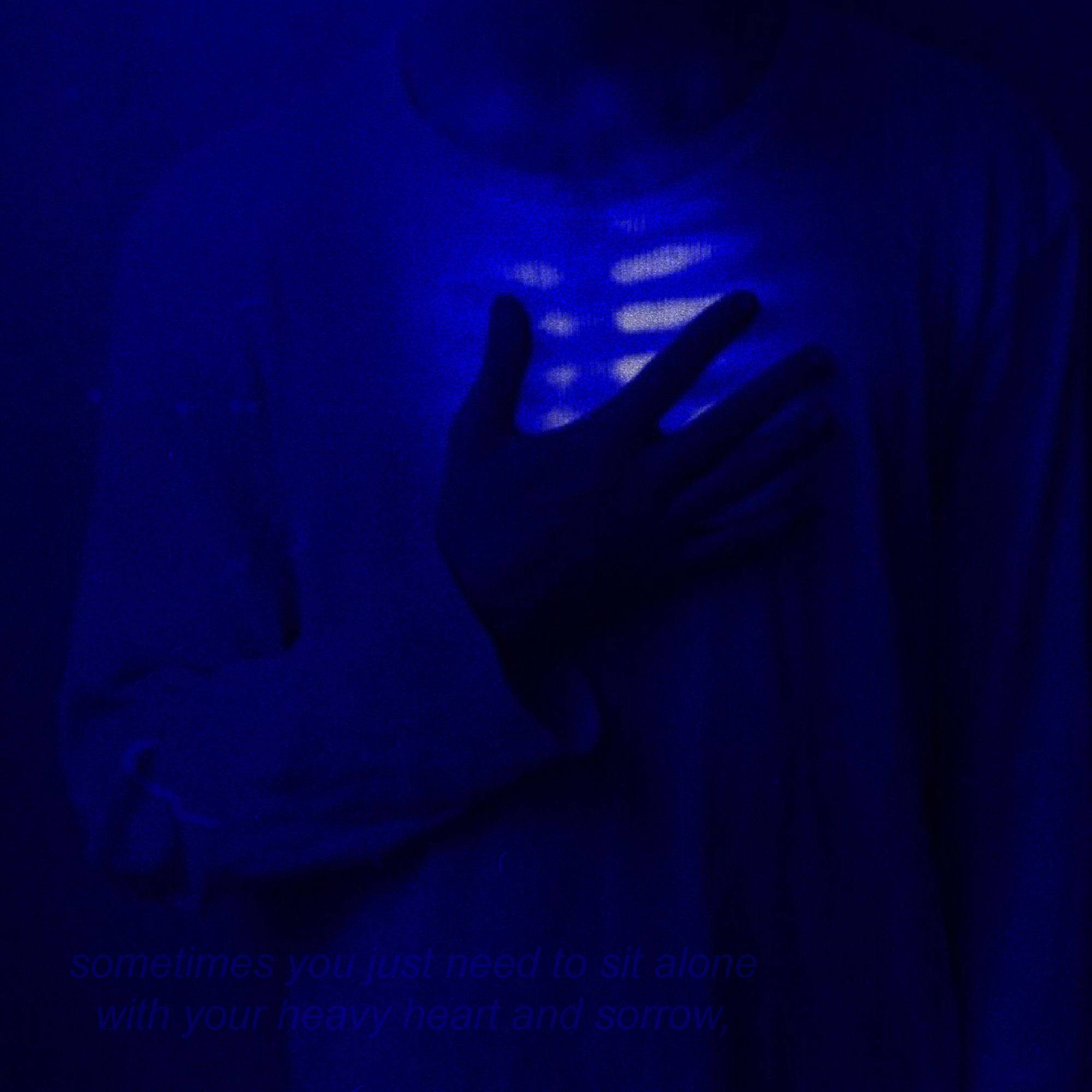 Pfp 桌布 壁紙 — 一個人在深藍色燈光中，在寂靜悲傷的時刻輕輕地懷抱著自己發光的胸膛。