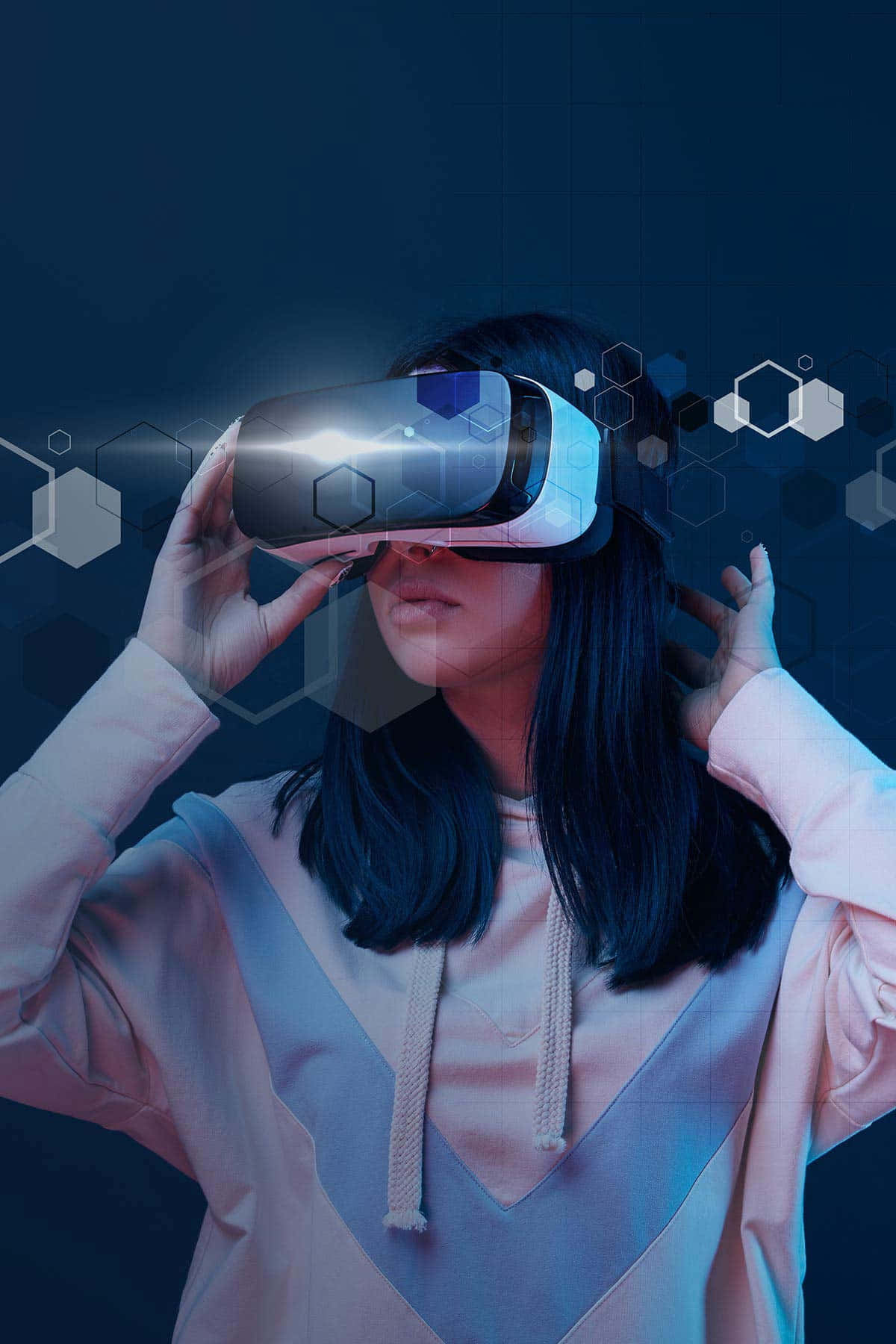 virtual reality 桌布 壁紙 — 一個人在深藍色背景上調整未來感VR頭戴裝置，背景帶有發光的六邊形圖案。