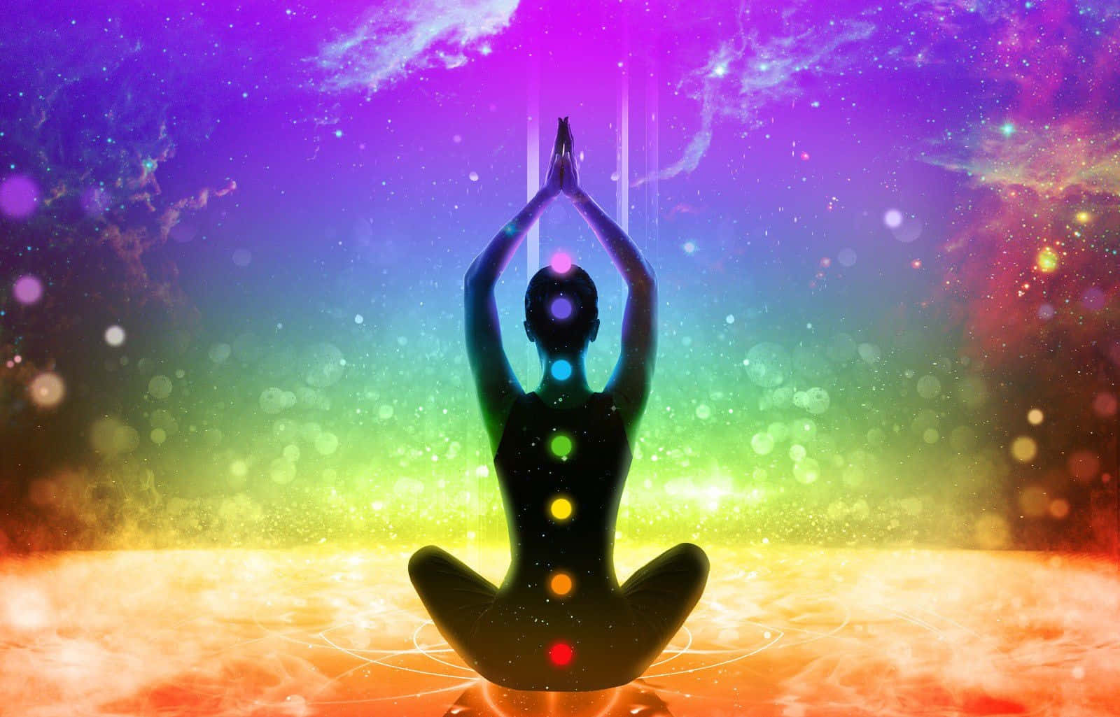 chakra 桌布 壁紙 — 一個人在瑜伽姿勢中的剪影，帶有發光的脈輪，背景是充滿活力的宇宙彩虹天空。
