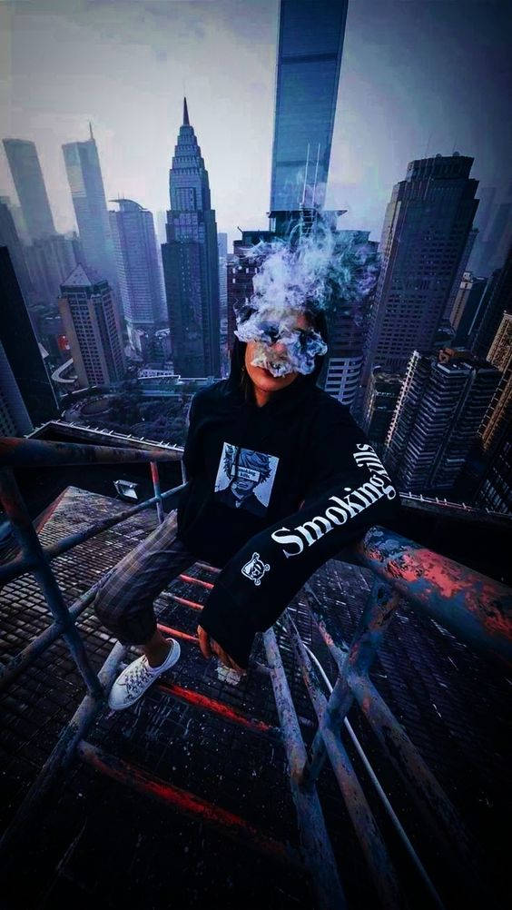 bad 桌布 壁紙 — 一個人在生鏽的屋頂上吸煙，俯瞰霧氣瀰漫的城市天際線，高樓大廈聳立。