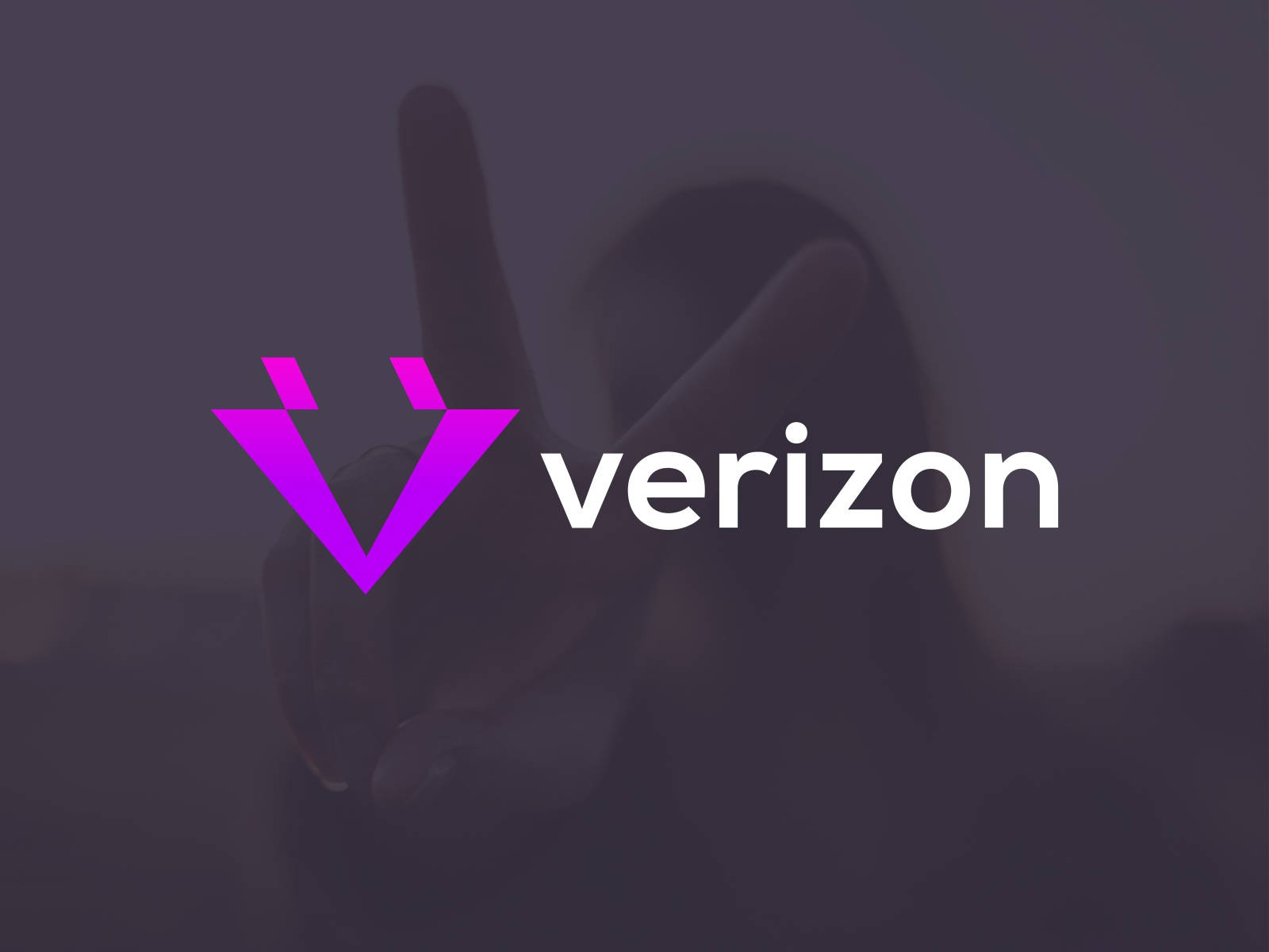 Verizon 桌布 壁紙 — 一個人在突出的紫色Verizon標誌後面做出和平手勢的模糊剪影。