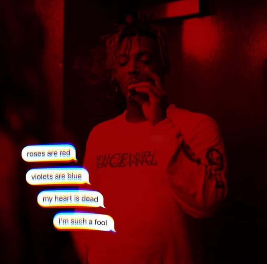 Juice Wrld Quotes 桌布 壁紙 — 一個人在紅光房間裡拿著香煙，附近漂浮著發光的文字氣泡，顯示浪漫的歌詞。