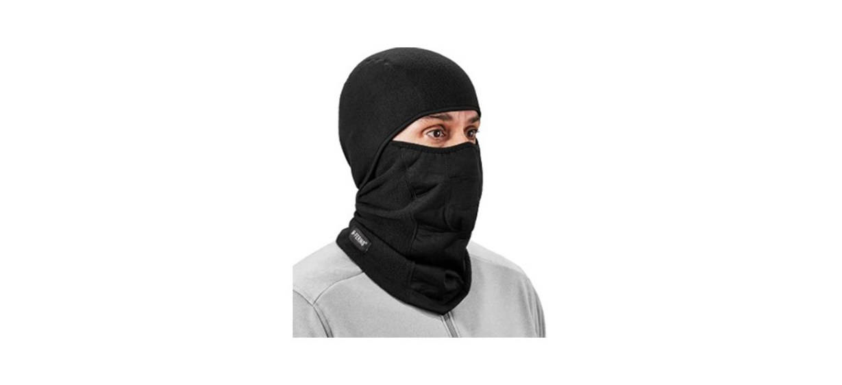 Mask Boy 桌布 壁紙 — 一個人在純白色背景上戴著黑色巴拉克拉法帽，遮蓋了除眼睛以外的臉部。