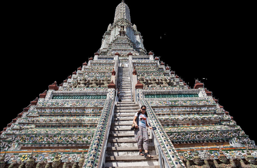 Hindu Temple 桌布 壁紙 — 一個人在純黑色背景下，登上高聳泰國寺廟的華麗瓷磚樓梯。