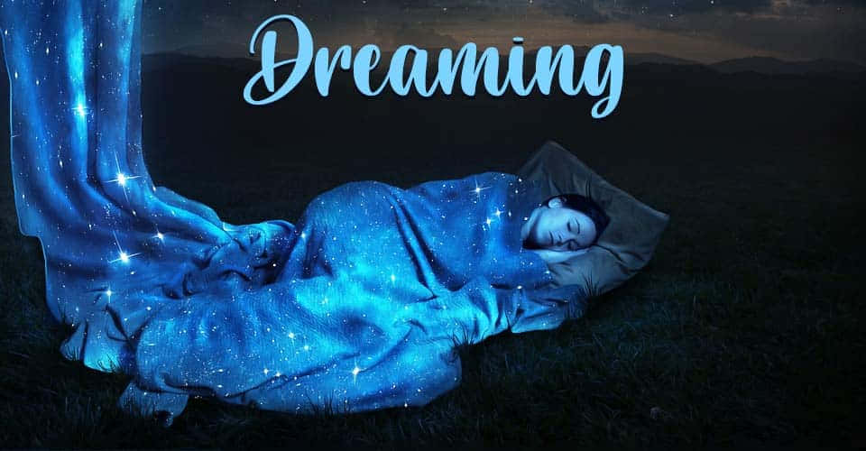Dreaming 桌布 壁紙 — 一個人在草地上星空藍色毯子下睡覺，上面漂浮著「夢想」這個詞。