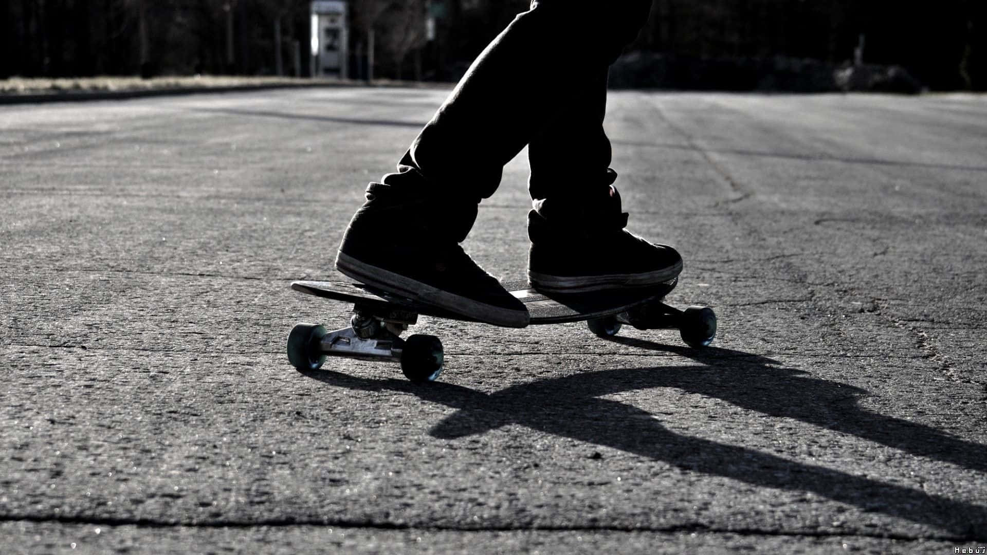Retro Skateboard 桌布 壁紙 — 一個人在裂開的瀝青路上玩滑板的剪影，在強烈陽光下投射出長長的影子。
