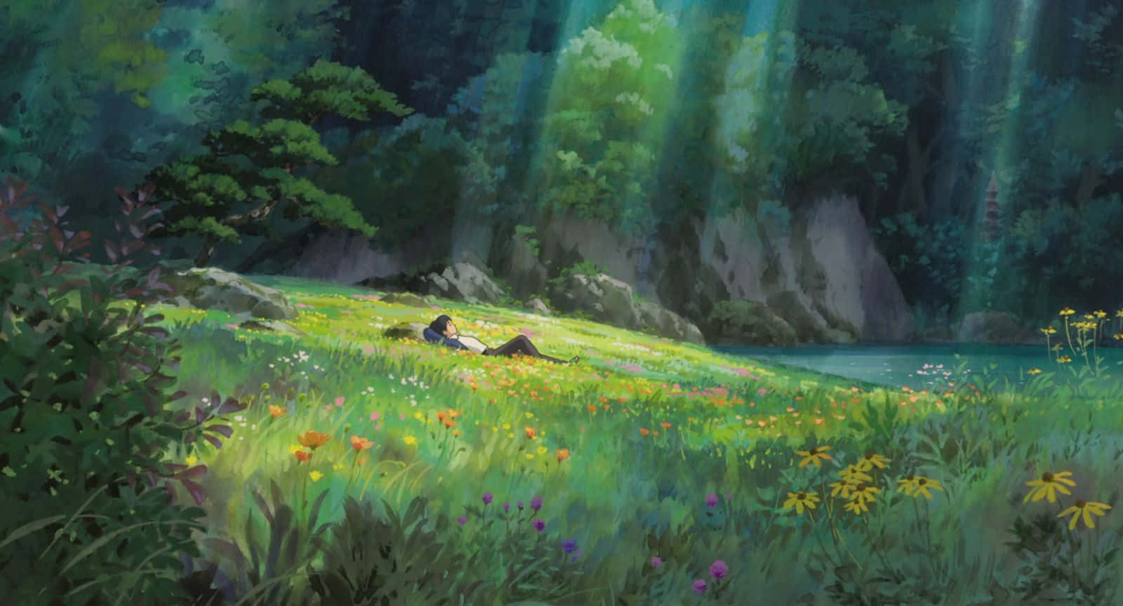 The Secret World Of Arrietty 桌布 壁紙 — 一個人在陽光明媚、開滿野花的草地上安靜地休息，旁邊是一個寧靜的湖泊，周圍是茂密的森林。