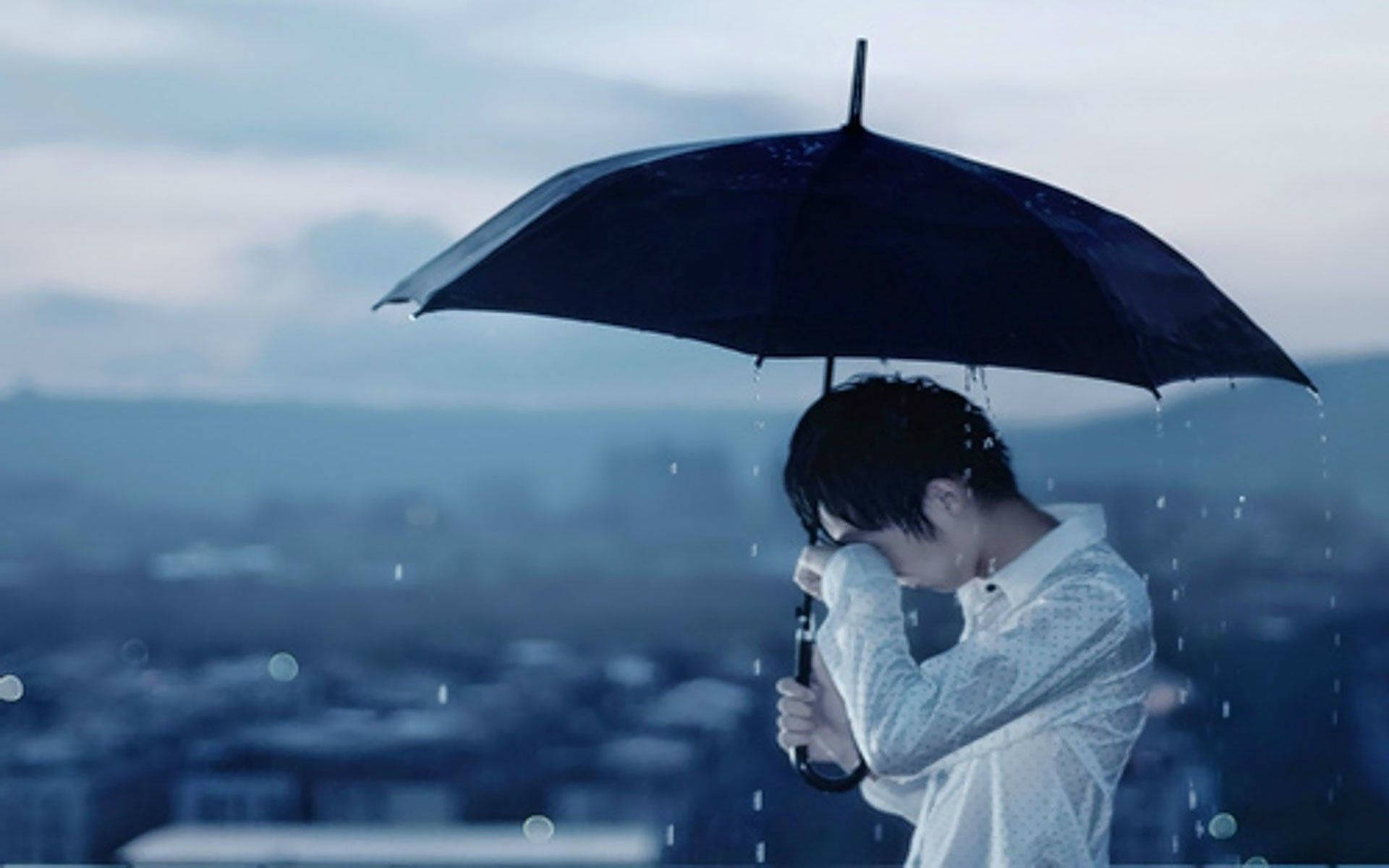 撐著黑色雨傘在雨中隱藏臉龐的人，在黃昏的城市上空。