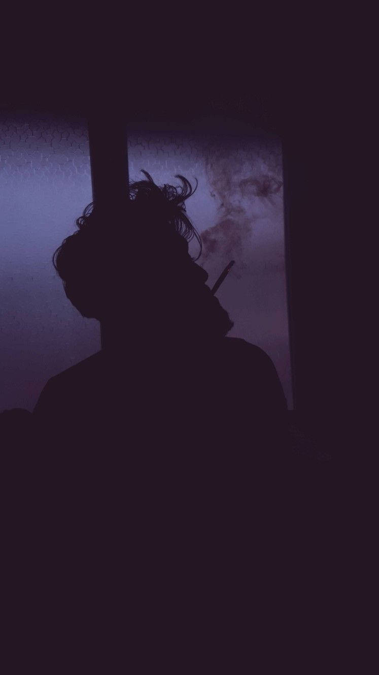 Silhouette 桌布 壁紙 — 一個人在雨窗前抽煙的剪影，窗戶閃爍著紫色光芒。