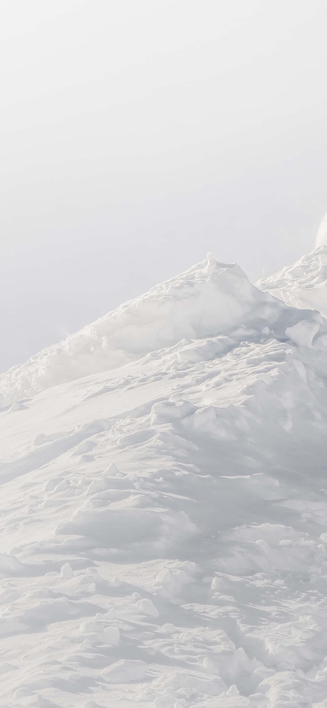 一個人在雪坡上滑雪 壁紙
