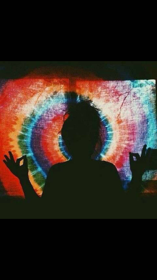 Trippy Aesthetic 桌布 壁紙 — 一個人在鮮豔的紮染彩虹背景下，雙手合十祈禱姿勢冥想剪影。