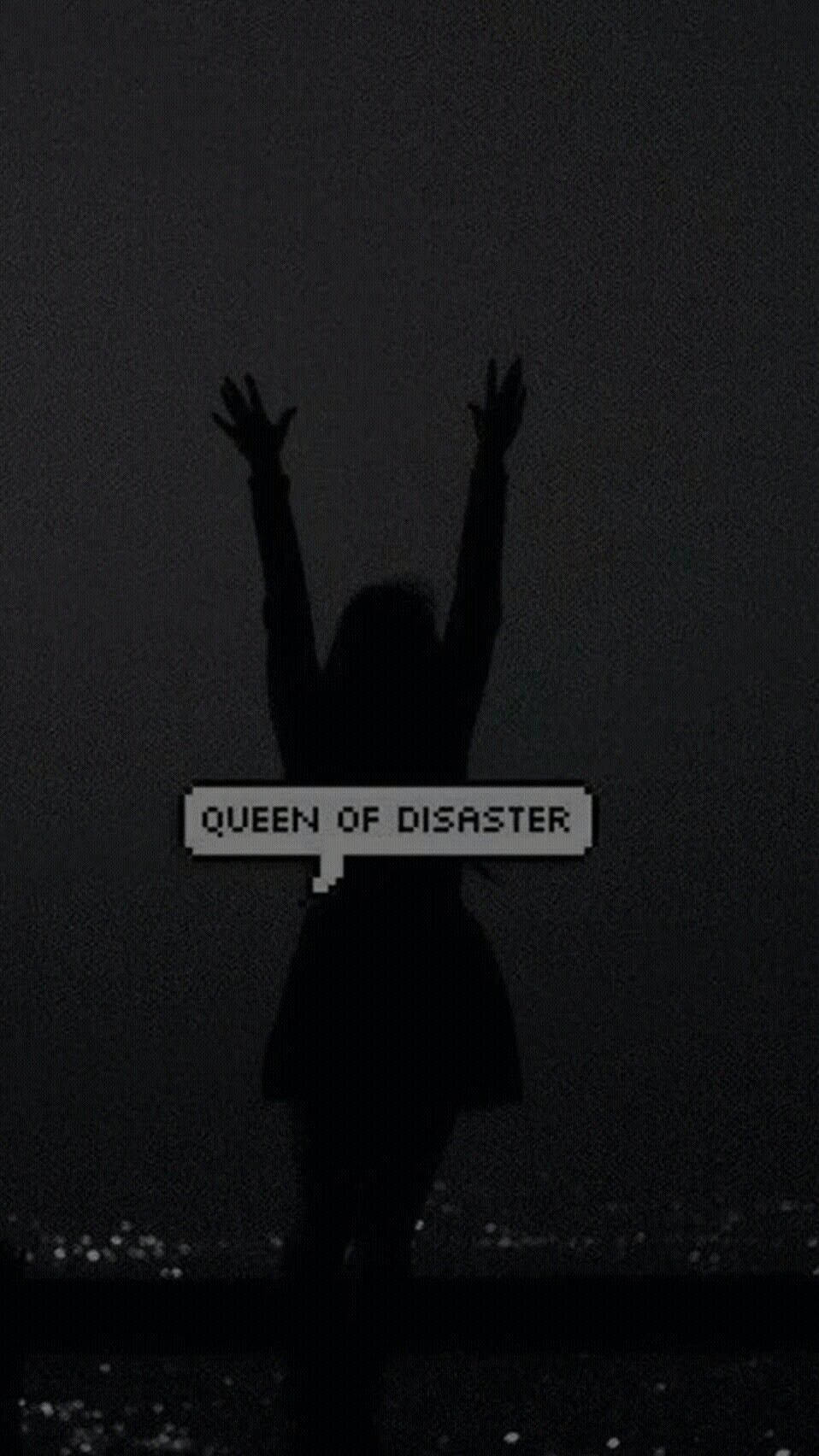 Woman Silhouette 桌布 壁紙 — 一個人在黑暗天空下舉起雙臂的剪影，並帶有像素文字 queen of disaster。
