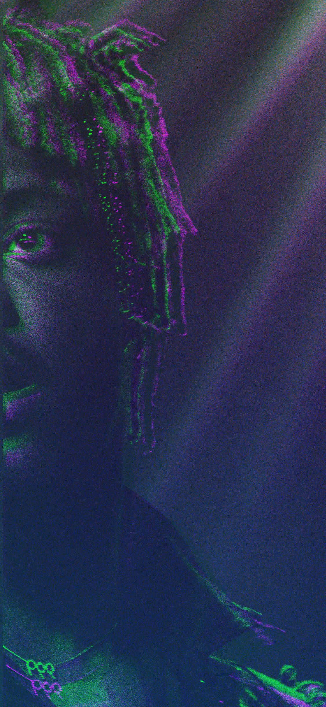 Juice Wrld iPhone 桌布 壁紙 — 一個人在黑暗環境中，在戲劇性的霓虹燈光下，擁有發光的綠色和紫色辮子。