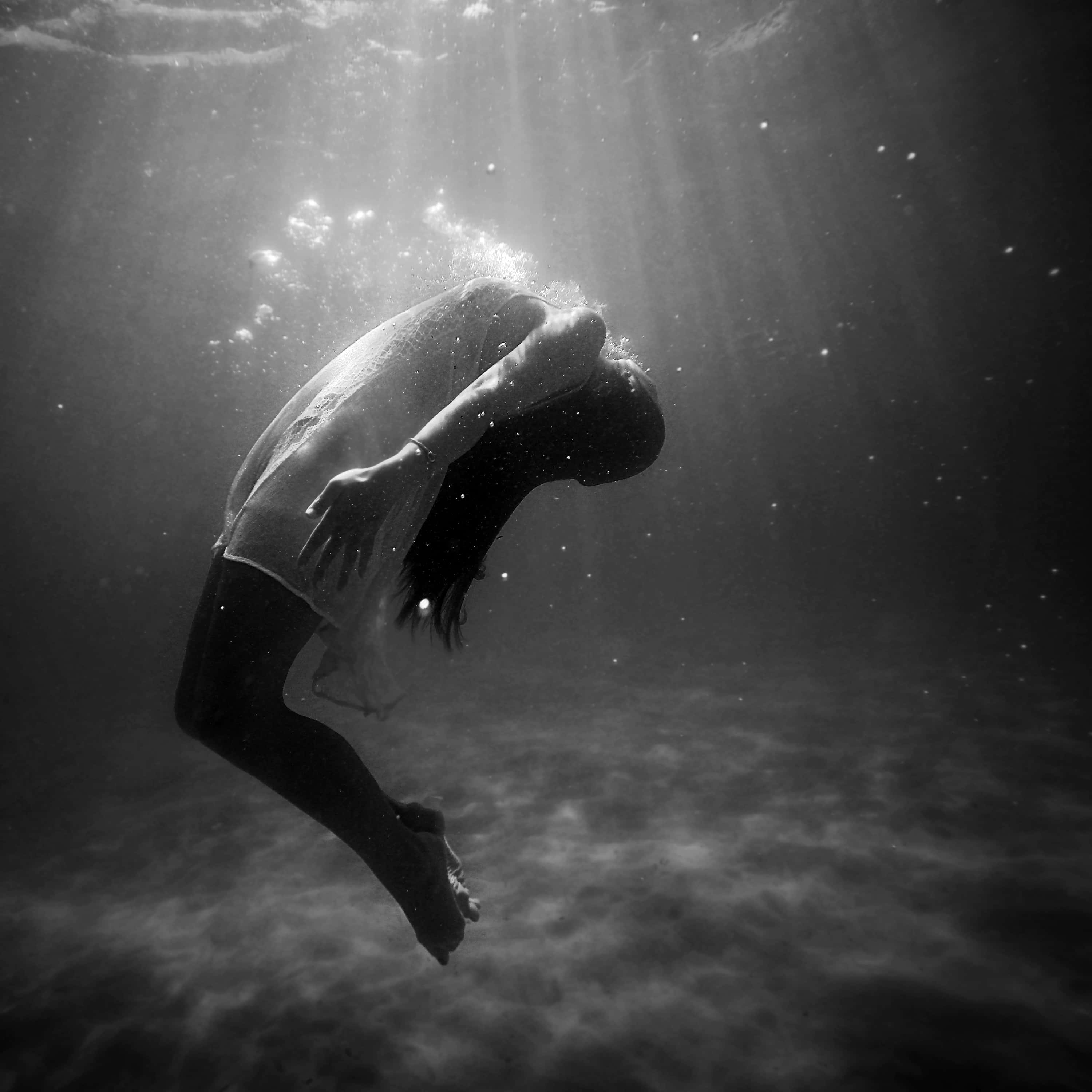 Depression Girl 桌布 壁紙 — 一個人在黑白的水下潛水，陽光穿透上方的水面。