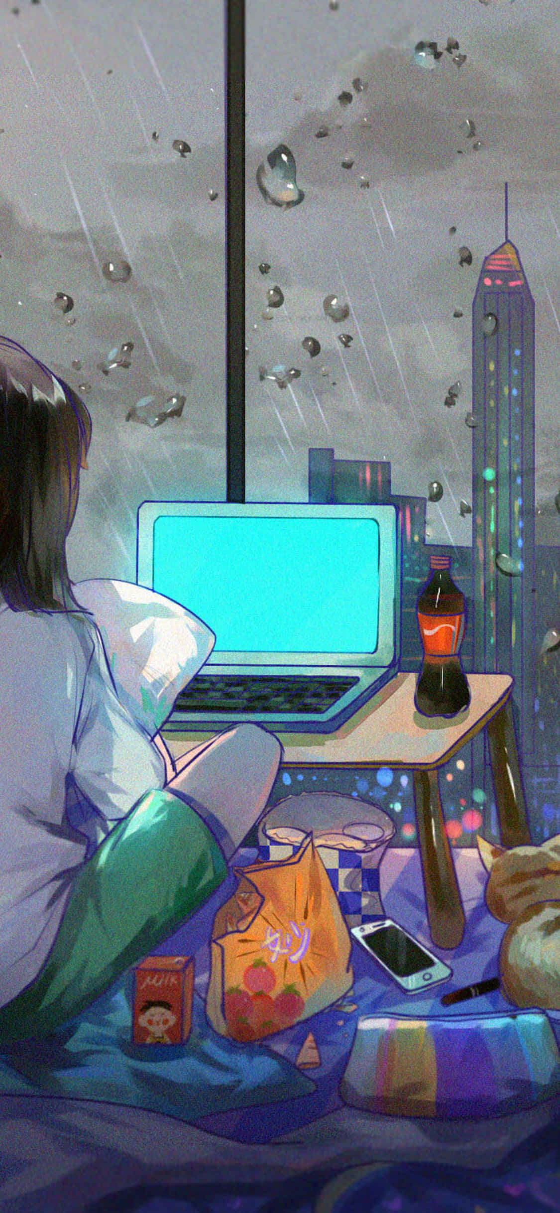 動漫房間 桌布 壁紙 — 一個人坐在床上，筆記型電腦發出藍光，雨水沿著窗戶流下，窗外是霓虹燈閃爍的城市景觀。