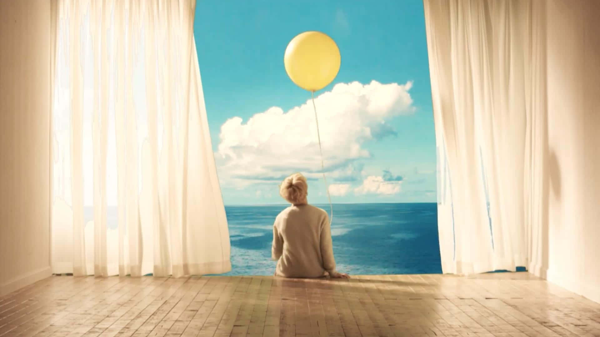 Balloon 桌布 壁紙 — 一個人坐在木地板上，手持黃色氣球，窗簾拉開展現出廣闊的藍色海洋和天空。