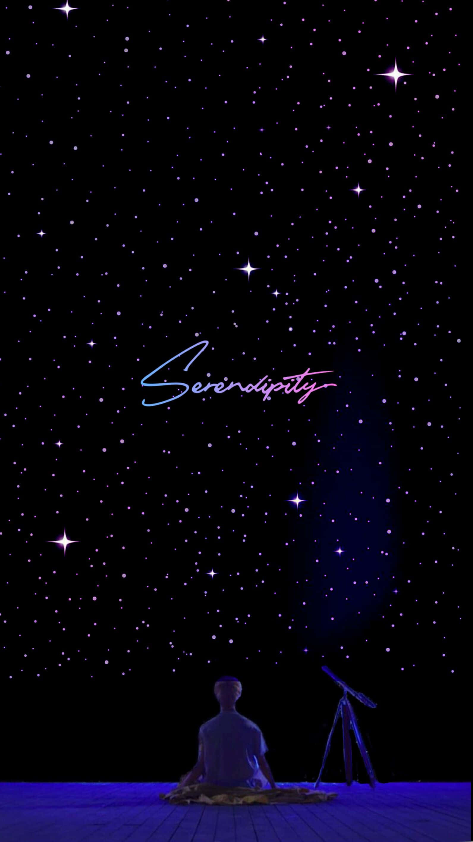 Stars 桌布 壁紙 — 一個人坐在木甲板上，星空下，有望遠鏡和發光的「Serendipity」文字。