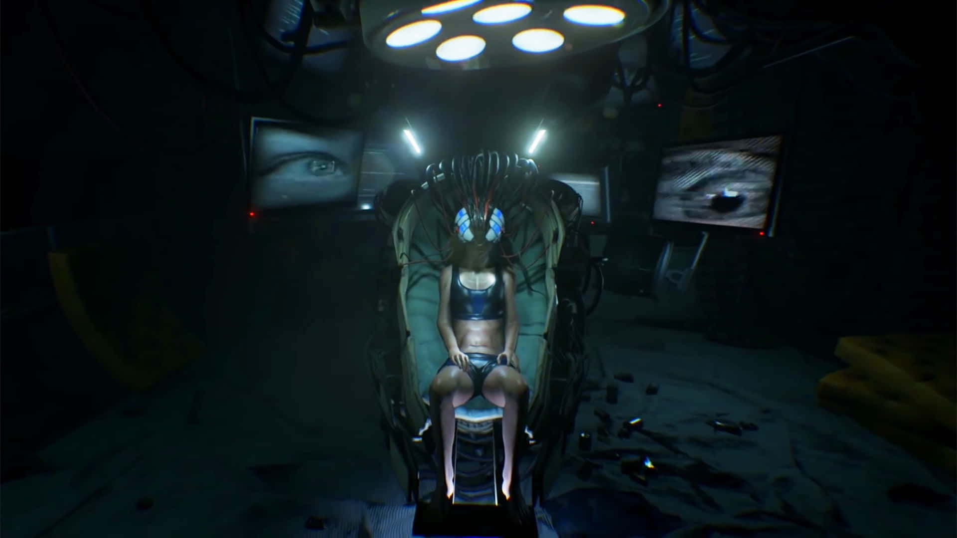 Horror Games 桌布 壁紙 — 一個人坐在未來風格的醫療椅上被束縛，頭頂有刺眼的燈光，監視器顯示眼睛，房間陰暗雜亂。