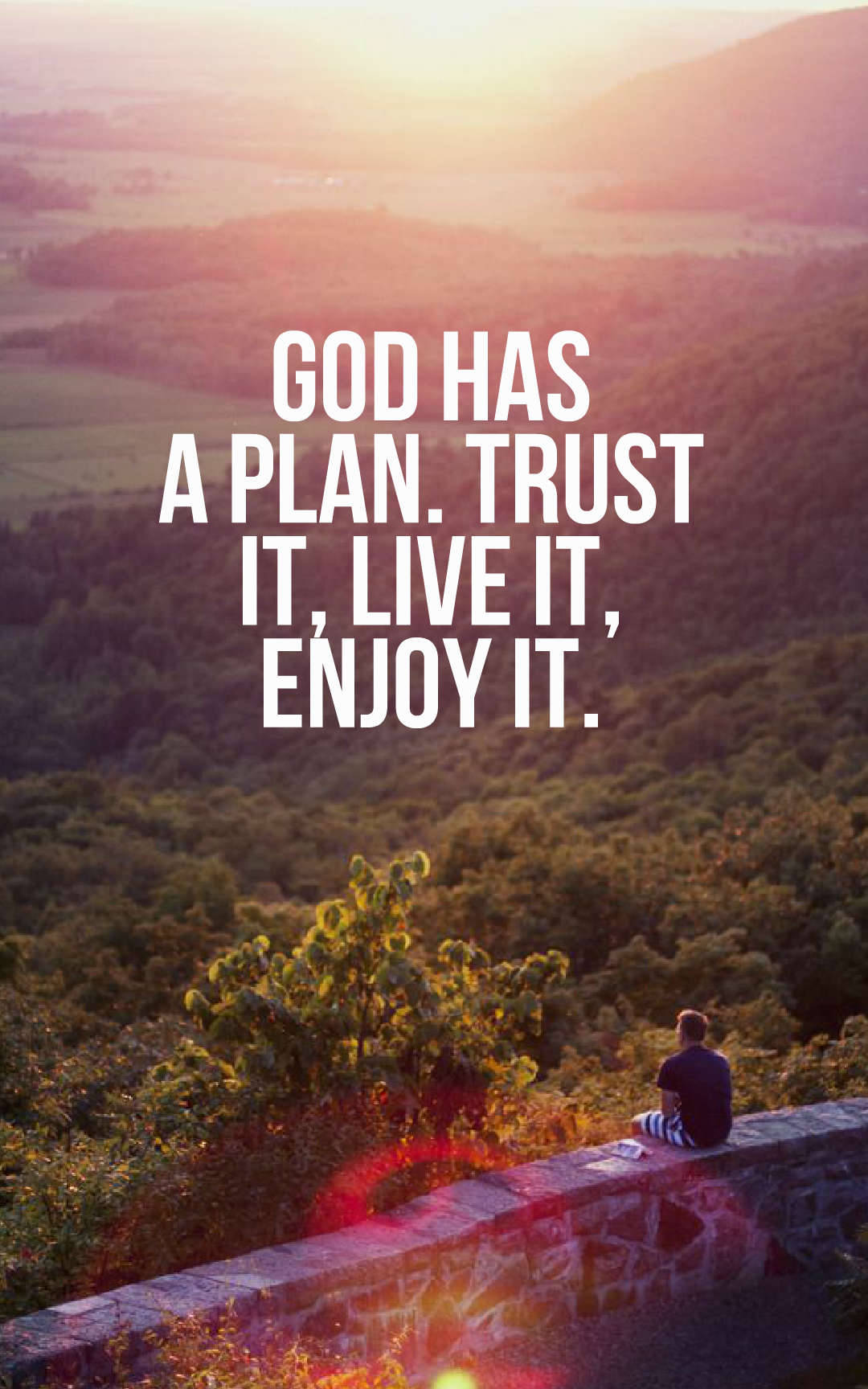 God Quotes 桌布 壁紙 — 一個人坐在石台上，俯瞰夕陽下陽光普照的山谷，並疊加了鼓舞人心的文字。