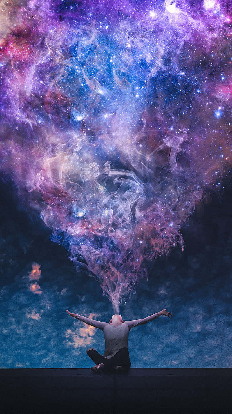 Stars 桌布 壁紙 — 一個人坐著雙臂伸展，同時一個充滿活力的宇宙星雲從他們的頭部噴發出來，背景是星空。
