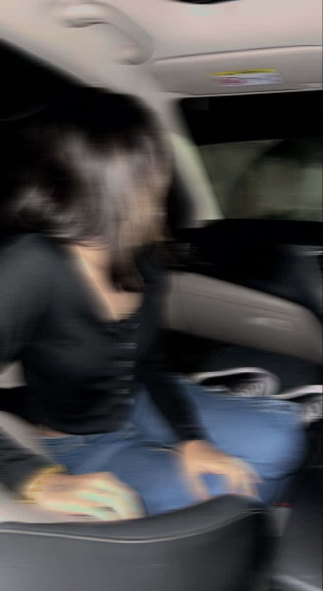 女孩 桌布 壁紙 — 一個人夜晚坐在車內，動態模糊傳達出移動和昏暗的氛圍。