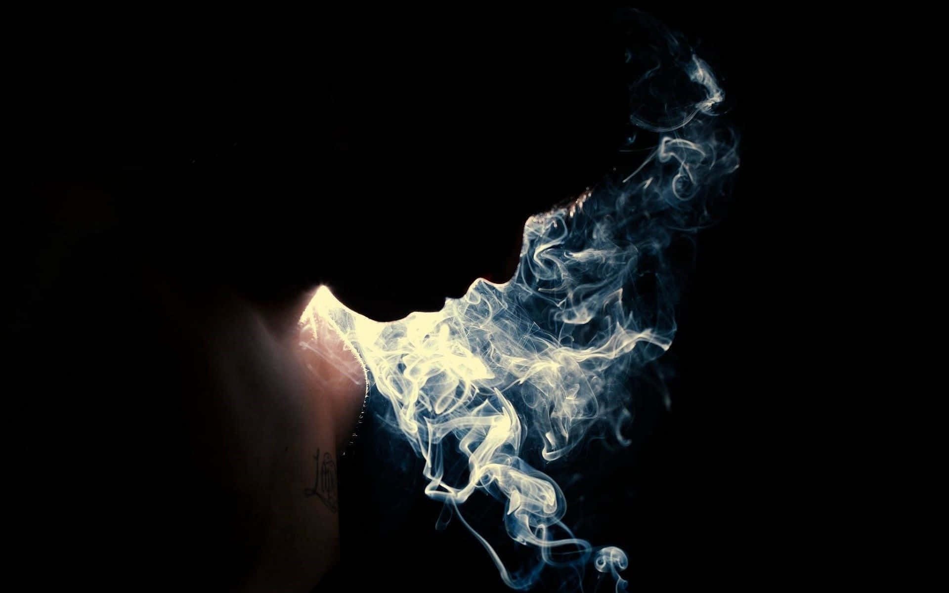桌布 壁紙 — 一個人對著純黑背景呼出一縷發光的煙霧，從背後照亮。