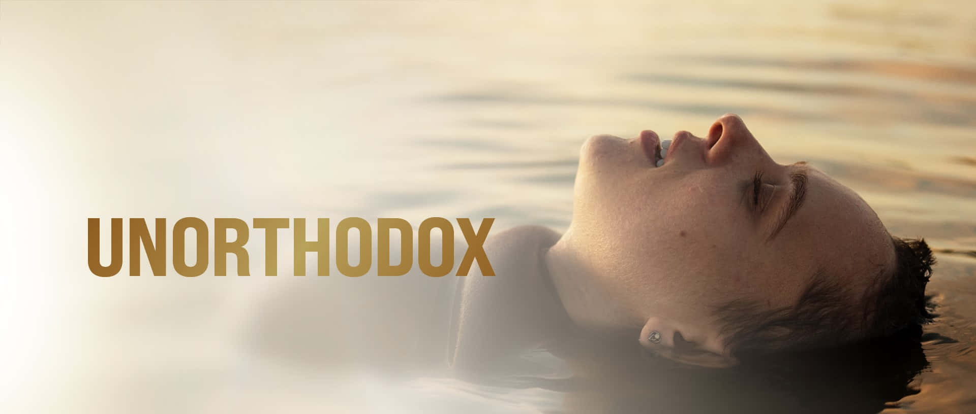 Unorthodox 桌布 壁紙 — 一個人平靜地仰面漂浮在平靜的水面上，金色的陽光透過薄霧照射下來。