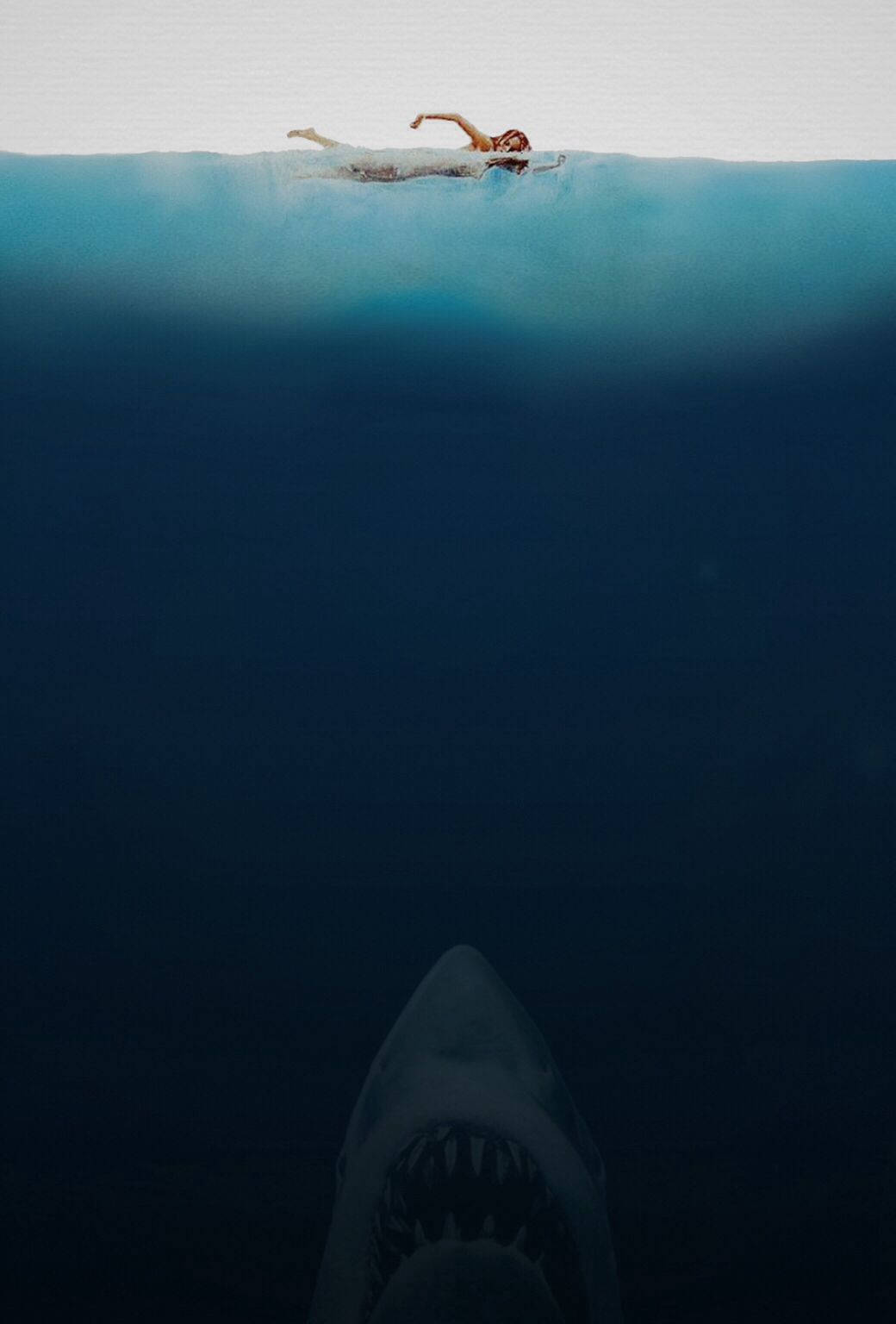 大白鯊 桌布 壁紙 — 一個人平靜地漂浮在海面上，而一條鯊魚在深藍色的海水中威脅性地潛伏在下方。
