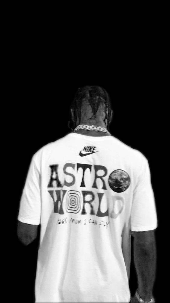 崔維斯·史考特 天文世界 桌布 壁紙 — 一個人從背後觀看，穿著白色Nike T恤，上面有「ASTROWORLD」和行星圖案，背景為純黑色。