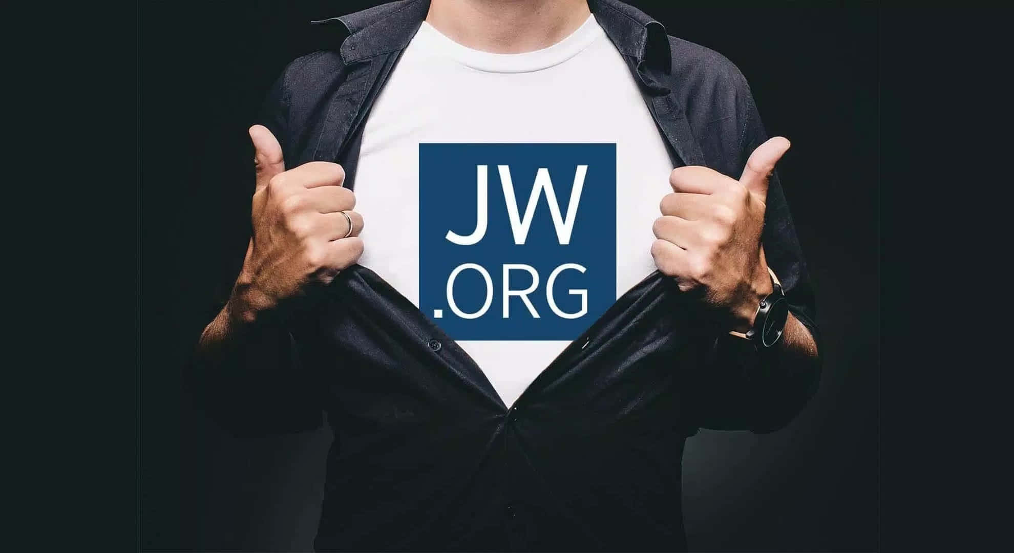 標誌 桌布 壁紙 — 一個人戲劇性地撕開襯衫，露出帶有藍色JW.ORG標誌的白色T恤，同時豎起兩個大拇指。
