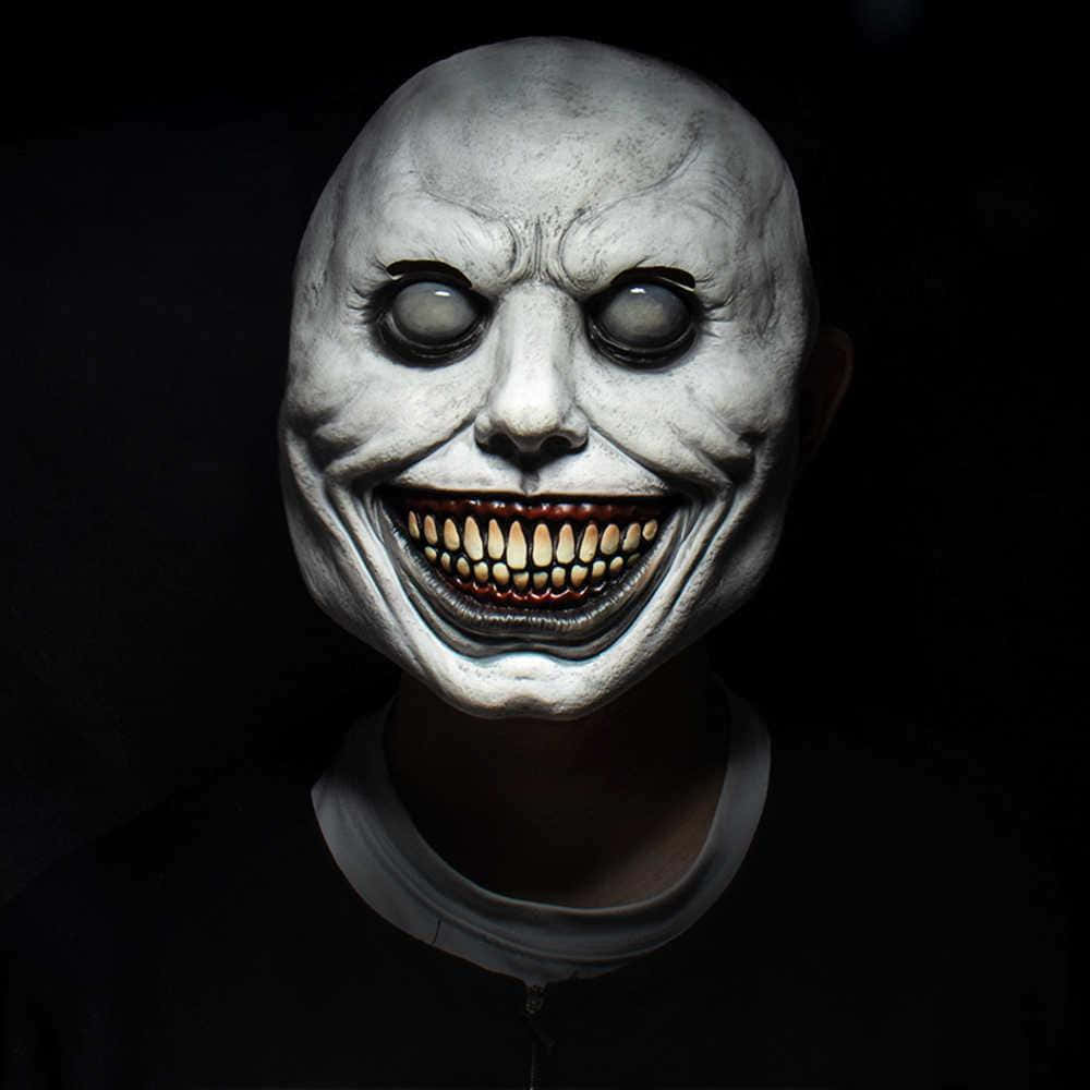 Creepy Halloween 桌布 壁紙 — 一個人戴著一個怪誕的白色面具，眼睛睜大，露出牙齒的笑容，背景是黑色。