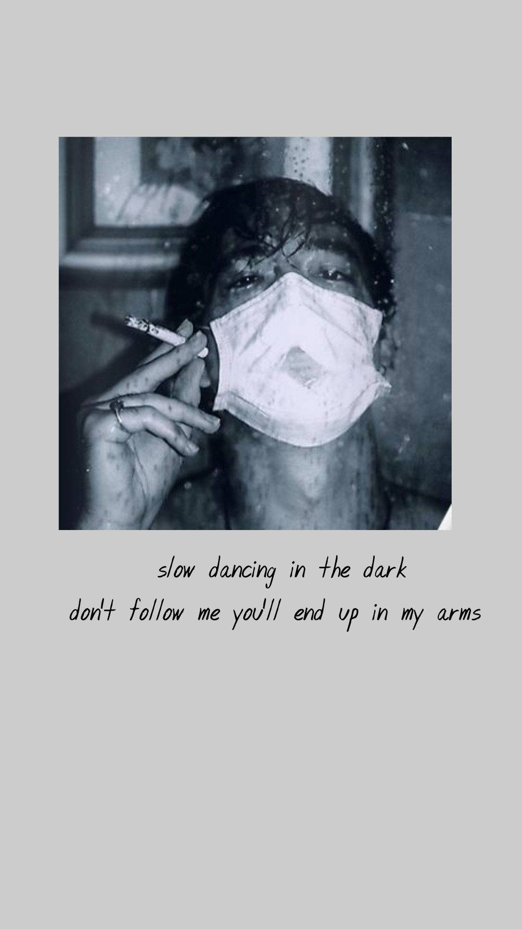 joji 桌布 壁紙 — 一個人戴著口罩，手持香菸，抬頭仰望，一張充滿氣氛的黑白照片。