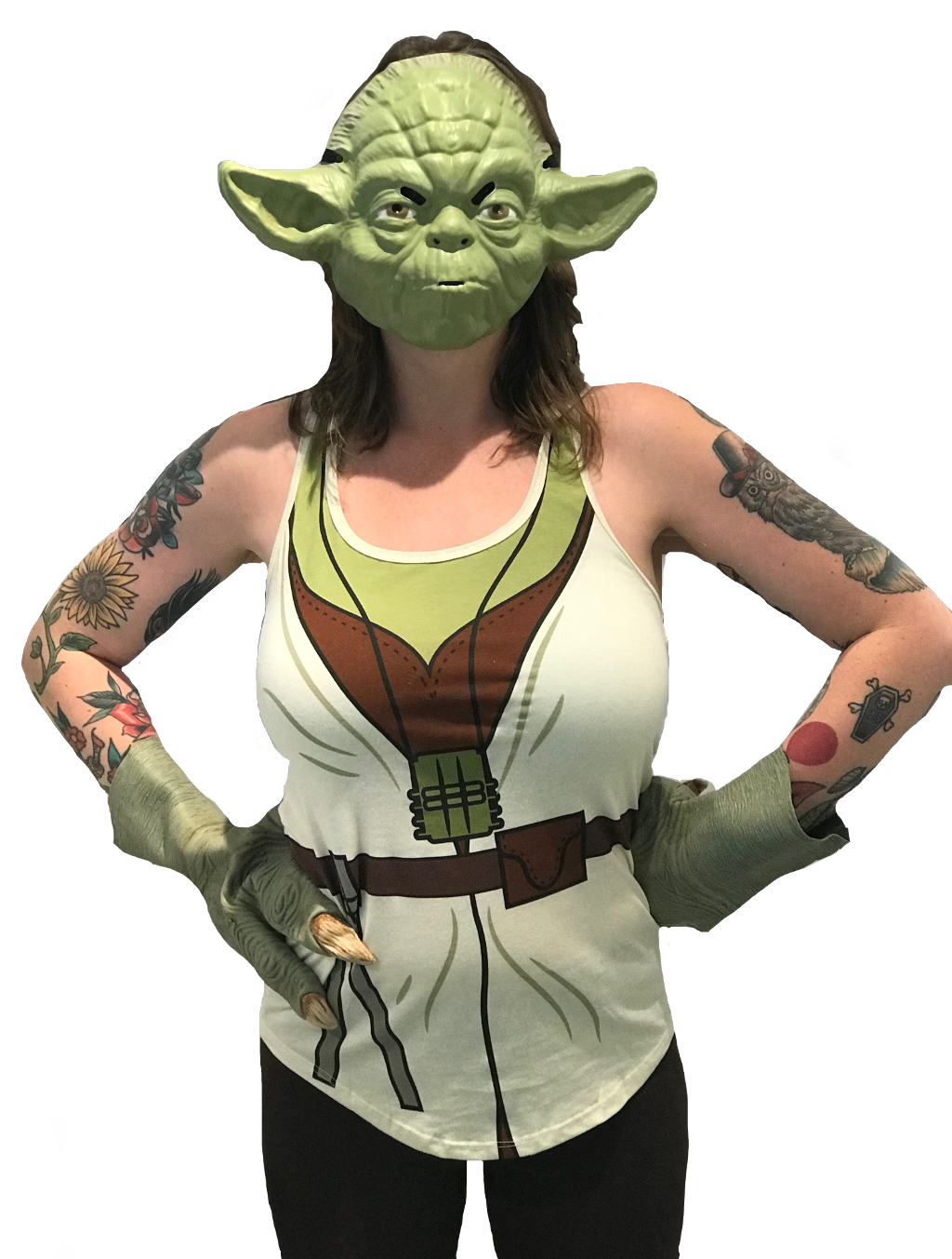 Yoda 桌布 壁紙 — 一個人戴著尤達面具和長袍，自信地站在黑色背景前，手臂上有刺青。