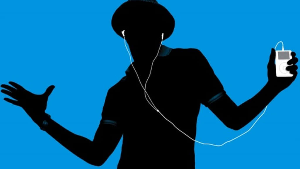 2000s 桌布 壁紙 — 一個人戴著帽子，透過白色耳塞聽音樂，同時拿著 iPod，背景是充滿活力的藍色。