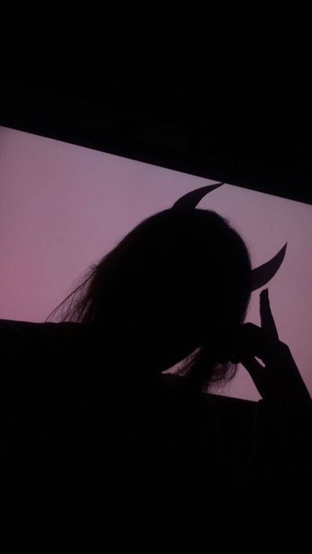 在粉紅色暮色天空下的惡魔角剪影人物。 — 惡魔動圖 壁紙