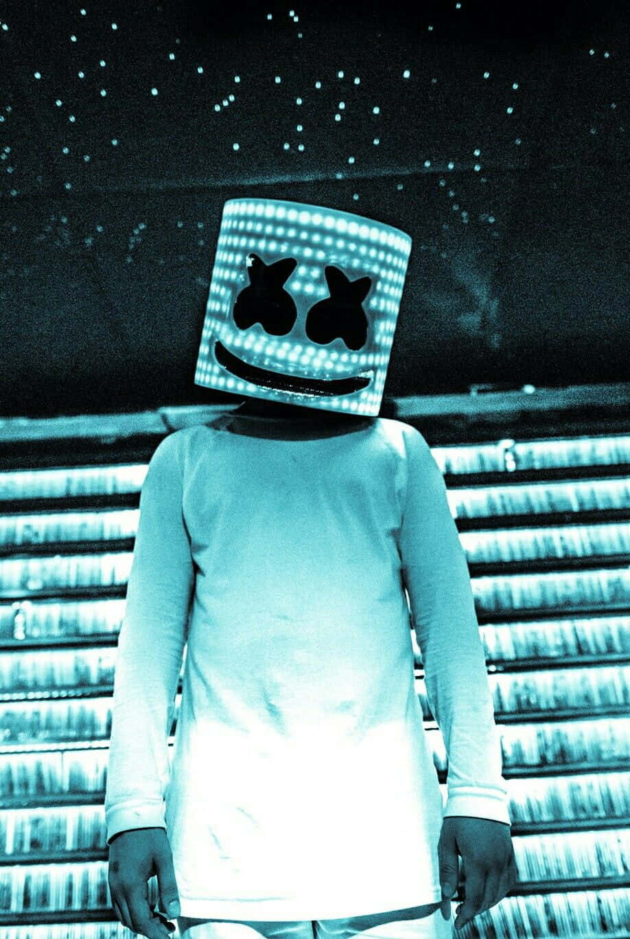 Fortnite Marshmello 桌布 壁紙 — 一個人戴著發光LED笑臉頭盔，站在星空天花板和照明條紋牆前。