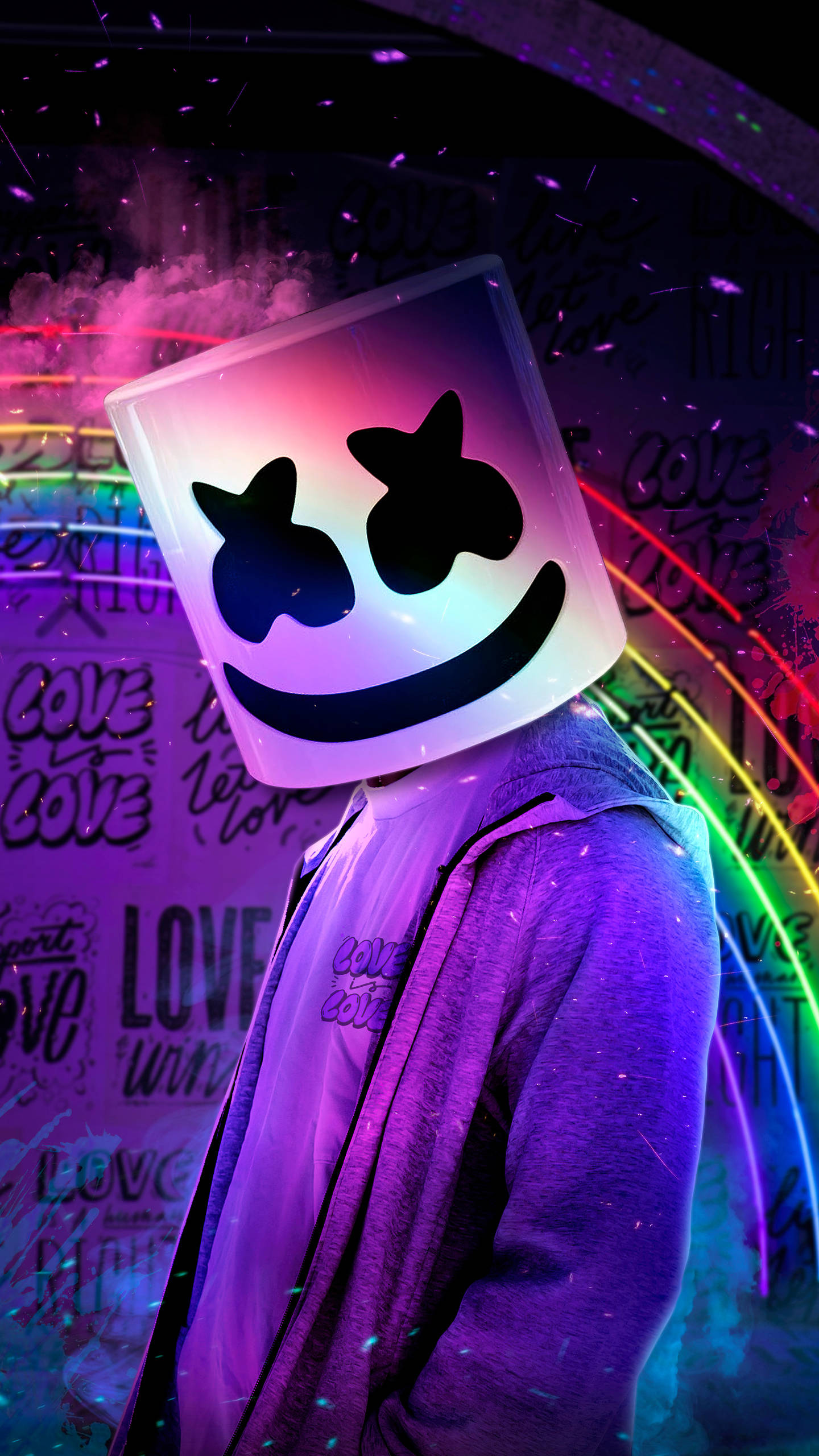 marshmello iPhone 桌布 壁紙 — 一個人戴著發光的棉花糖頭盔，站在充滿霓虹燈光的俱樂部中，周圍有彩色雷射光束和旋轉的煙霧。