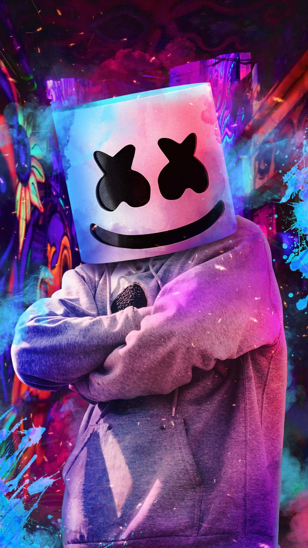 Marshmello 動態圖 桌布 壁紙 — 一個人戴著發光的棉花糖頭盔，雙臂交叉，站在充滿活力的霓虹塗鴉背景前。