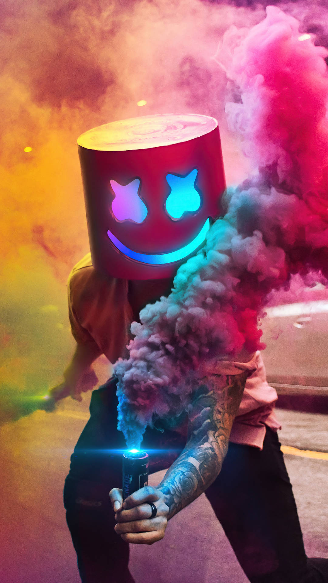 戴著發光Marshmello面具的人在夜晚釋放彩色煙霧。 — Marshmello 動態圖 壁紙