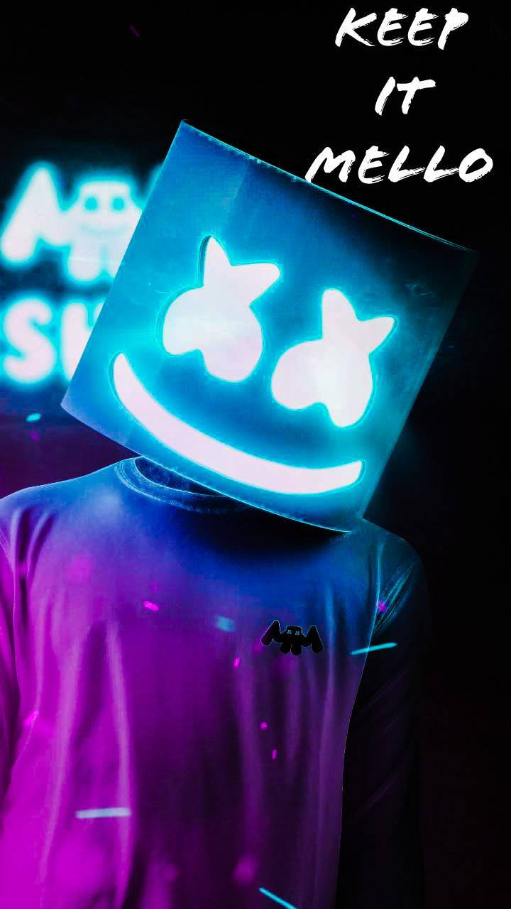 Marshmallow Dj 桌布 壁紙 — 一個人戴著發光的藍色方形面具，面具上有微笑的臉，站在由霓虹紫和藍色燈光照亮的黑暗環境中。