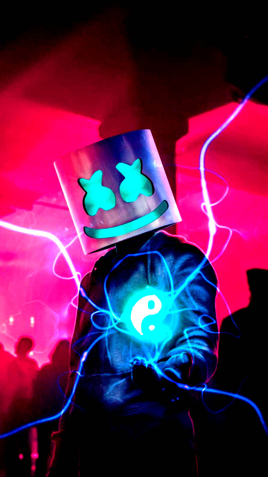 Marshmallow Dj 桌布 壁紙 — 一個人戴著發光的青綠色Marshmello面具和連帽衫，站在電光藍色光跡中，背景是鮮豔的粉紅色。