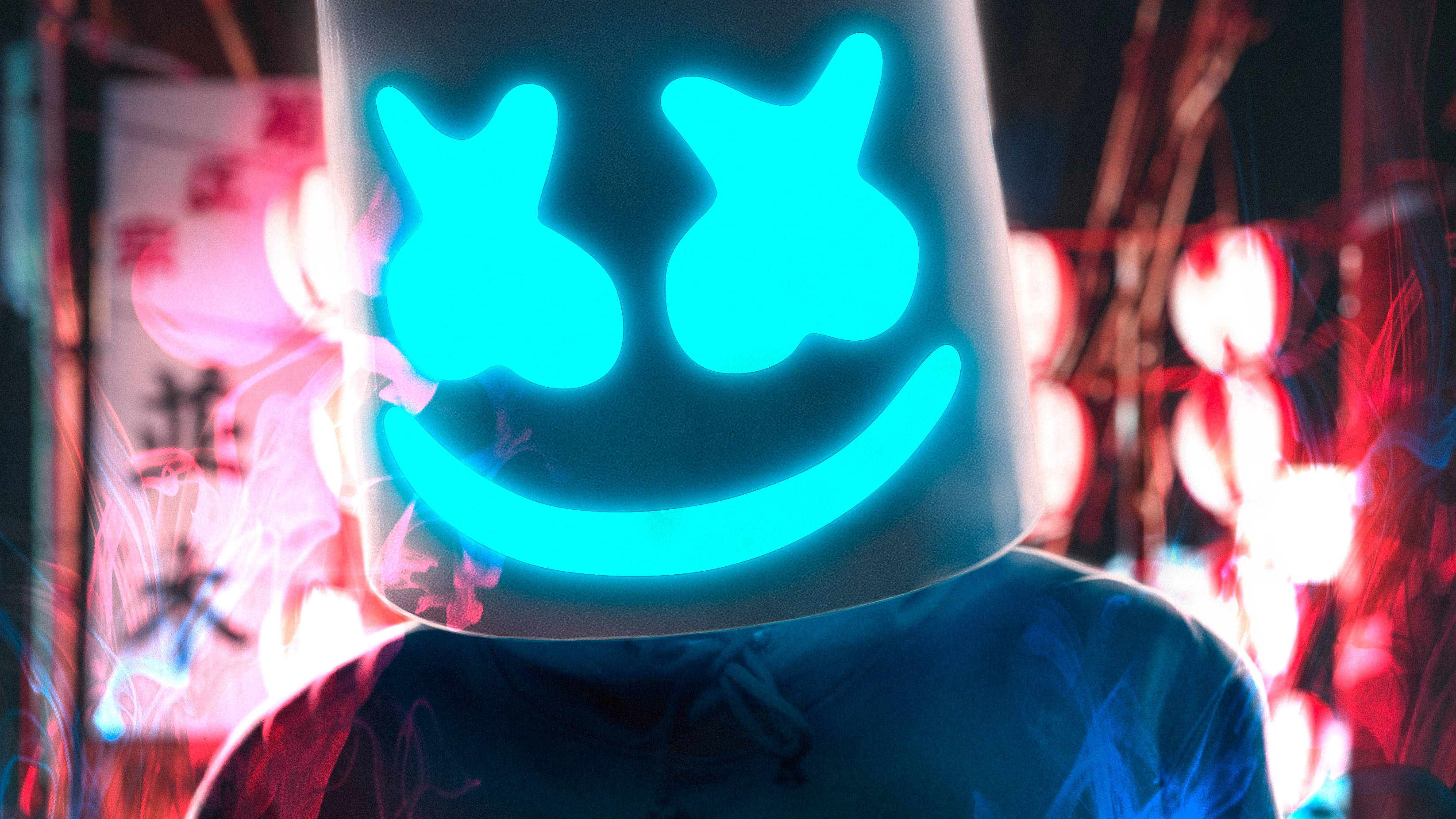 marshmello 4K 桌布 壁紙 — 一個人戴著發光藍色笑臉面具，背景是充滿活力的霓虹燈城市背景，伴有煙霧和紅燈。
