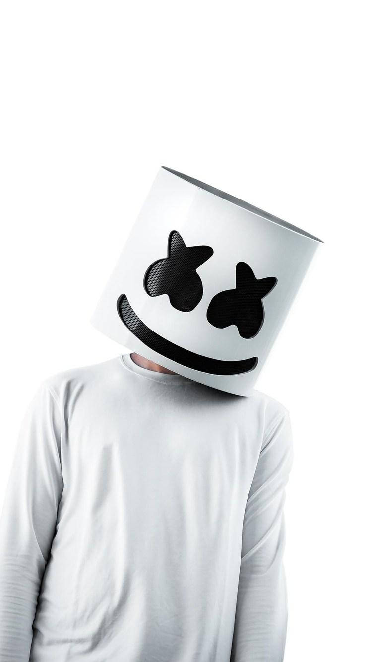marshmello iPhone 桌布 壁紙 — 一個人戴著白色圓柱形面具，面具上有黑色星形眼睛和寬闊的笑容，背景為純白色。